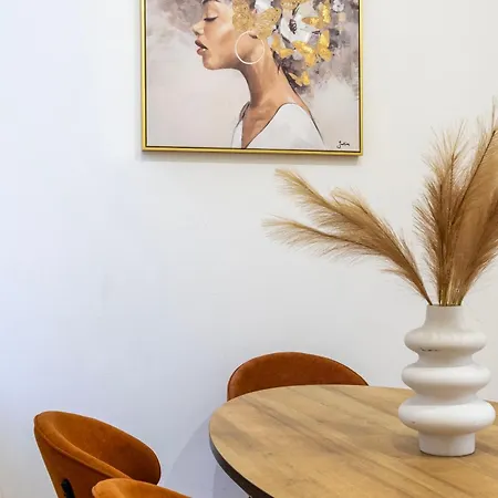 Vintage Next To The Synagogue 布达佩斯